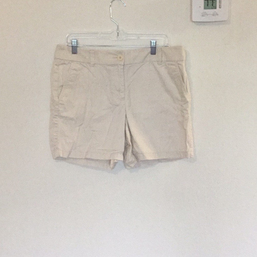 Ann Taylor LOFT 6” short size 8